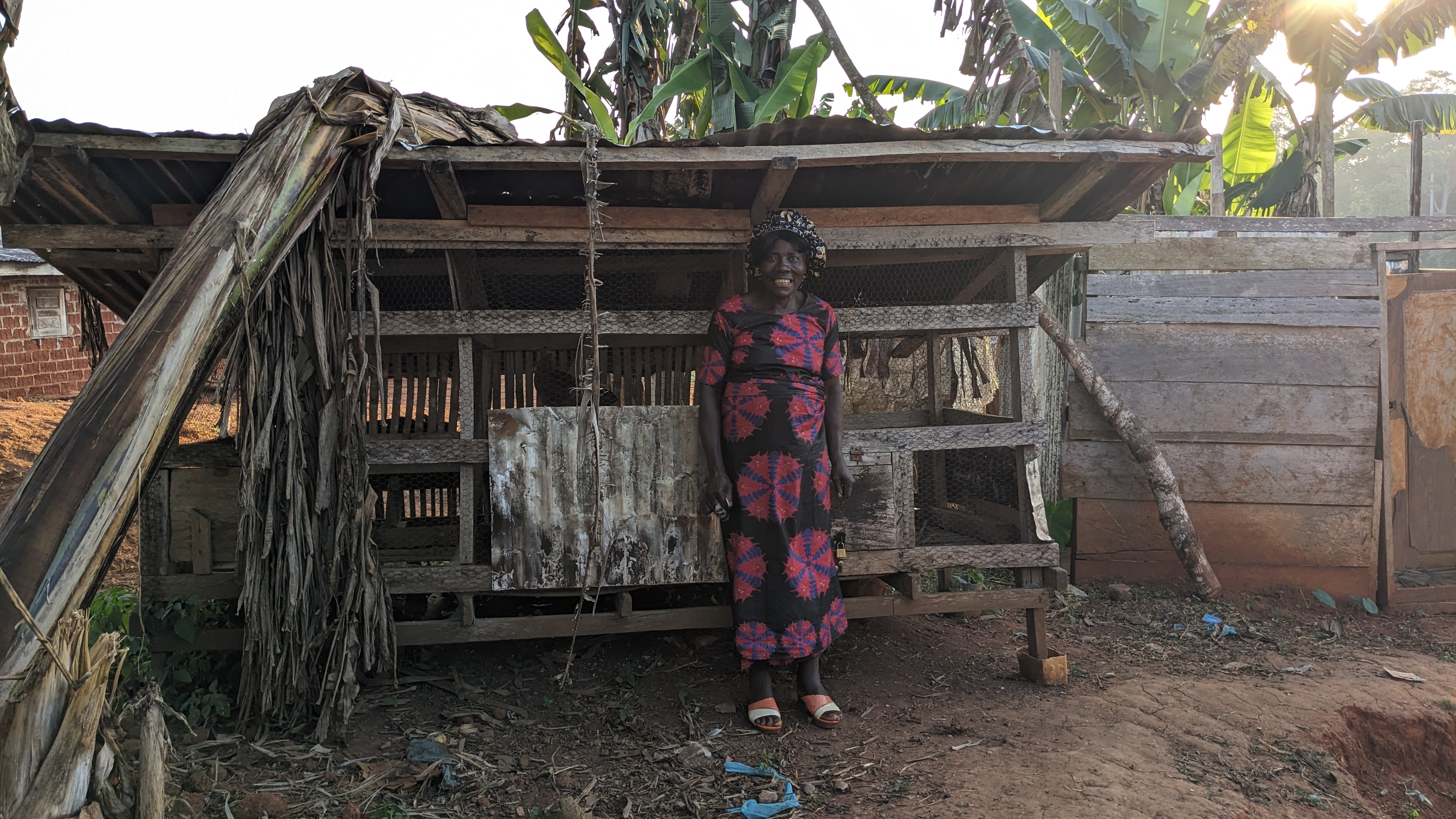 Jacqueline devant son poulailler Jacqueline devant son poulailler