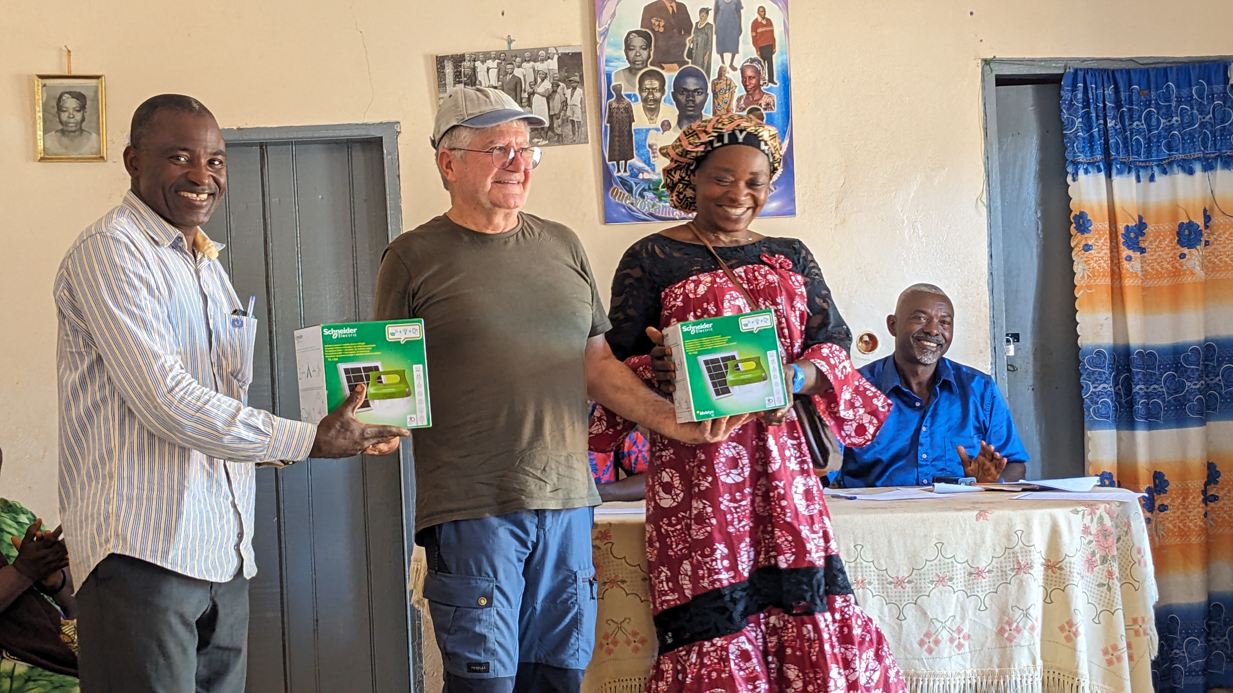 Remise de torches solaires à Bidjombo